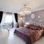 Rideaux noir et blanc à la fenêtre d'une grande chambre