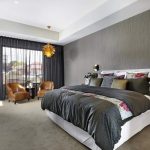 Plafond blanc dans la chambre grise