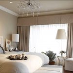 Rideaux de crème dans la chambre