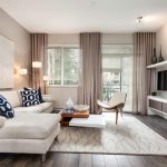 Gri perdelerle geniş salon tasarımı