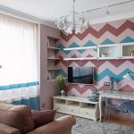 Oturma odası duvarındaki geometrik desenler