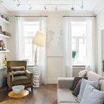 Oturma odasında beyaz tavanda soffits