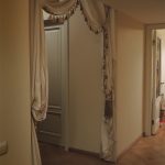 Rideau avec pince au lieu d'une porte