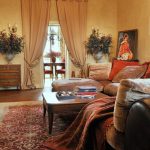 Salon intérieur avec un rideau sur la porte