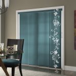 Porte design avec rideaux orientaux