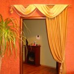Rideau d'or sur le mur orange