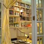 Rideau sur la porte dans la bibliothèque de la maison