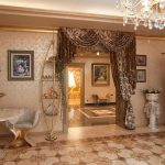 Rideau chic sur la porte du salon dans le style des classiques