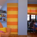 Rideaux à rayures dans la chambre des enfants