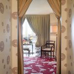 Porte étroite avec des rideaux en tissu