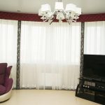 Cortinas blancas en la ventana panorámica.