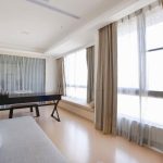 Cortinas marrones en el interior del salón.