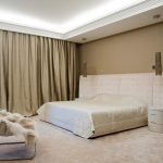 Dormitorio interior en un estilo minimalista.
