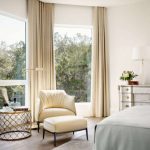 Cortinas beige en ventanas altas.