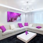 Almohadas moradas en un sofá blanco
