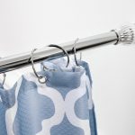 Tringle à rideau bleue dans la douche