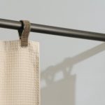 Fixation des rideaux dans la salle de bain avec des clips spéciaux