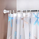 Rideau en PVC sur la corniche ronde de la salle de bain
