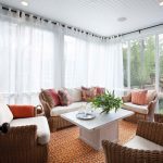 Meubles en rotin dans le salon d'une maison privée