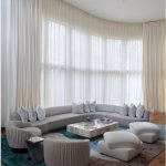 Décor des fenêtres dans le salon avec haut plafond