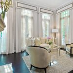Pelmet dur sur les fenêtres du salon