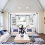 Housses à rayures sur des coussins décoratifs
