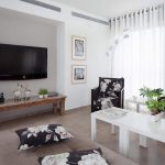 Table en bois dans un salon moderne