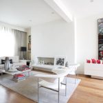 Chaises blanches avec des dos sur le tapis dans le hall