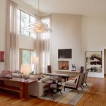 Deux rangées de fenêtres dans le salon d'une maison de campagne