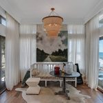 Deux portes dans le salon d'une maison privée