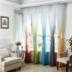 Tulle multicolore sur la fenêtre du salon