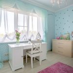 Rideaux de lumière dans la chambre pour la fille