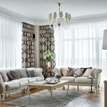 Coin salon intérieur avec deux canapés