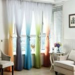 Tulle de couleur avec une transition vers la fenêtre dans la chambre