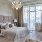 Lustre en cristal au plafond de la chambre