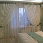 Rideaux blancs sur des rubans dans la chambre