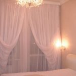 Double tulle sur la fenêtre de la chambre avec une porte de balcon