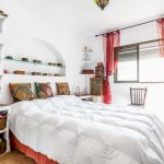 Tulle rouge dans la chambre blanche