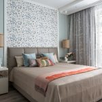 Décor mural sur le lit dans la chambre