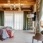 Plafond en bois dans la chambre avec fenêtres panoramiques