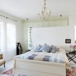 Tringles à rideaux noires dans la chambre blanche