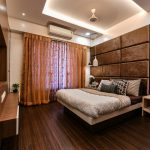Plancher de bois sombre dans la chambre