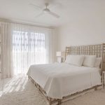Couvre-lit blanc sur lit double