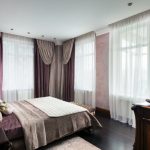 Intérieur de chambre à coucher avec trois fenêtres