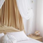 Auvent sur la tête de lit dans la chambre des femmes