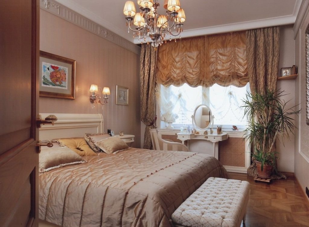 Intérieur d'une chambre classique avec des rideaux français