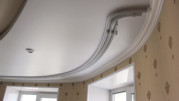 Flexible cornice on the ceiling of a room with a bay window