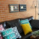 Coussins intérieurs avec des boucles et des pois pour un intérieur strict