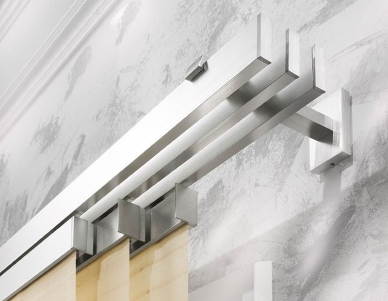 Aluminum cornice with chrome finish