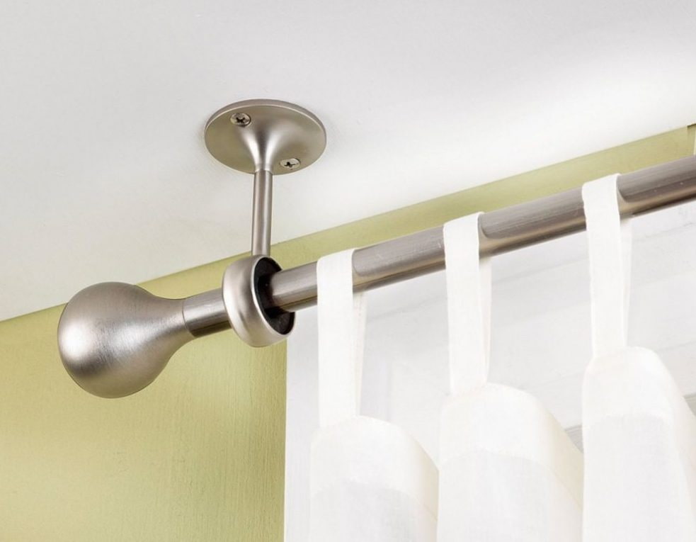 Befestigung der Traufe an der Decke des Raumes